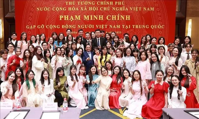 PM Pham Minh Chinh meets with representatives of Vietnamese community in China - Ảnh 1.