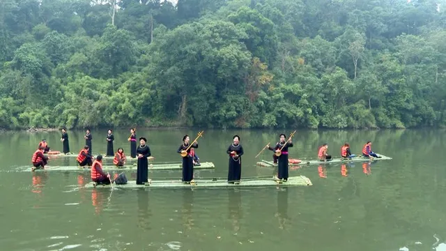 Northern tourist sites light up for National Day holiday - Ảnh 1.