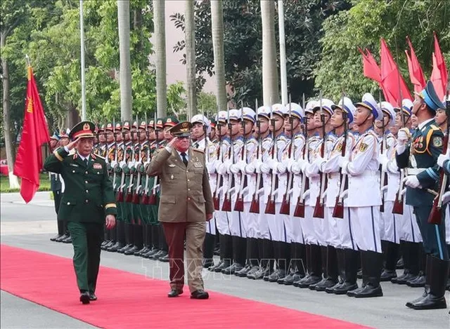 Vietnamese Minister of National Defence holds talks with Cuban counterpart - Ảnh 1.