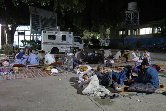 Afghanistan: Những người sống ở vùng động đất vẫn ngủ ngoài trời - Ảnh 1.
