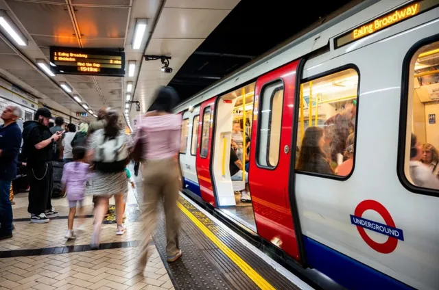 Dịch vụ tàu điện ngầm London gián đoạn vì đình công - Ảnh 1.