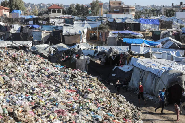 Núi rác tại thành phố Gaza gây nguy hiểm cho sức khỏe- Ảnh 1. Núi rác tại thành phố Gaza gây nguy hiểm cho sức khỏe- Ảnh 1.