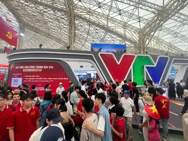 Enthusiastic  Audience Try Out   “Becoming a VTV Host” Experience at the National Achievements Exhibition - Ảnh 5.