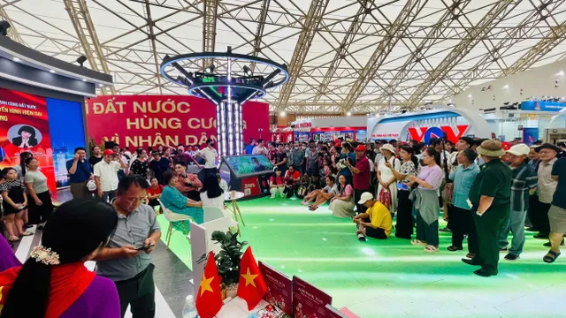 Enthusiastic  Audience Try Out   “Becoming a VTV Host” Experience at the National Achievements Exhibition - Ảnh 6.