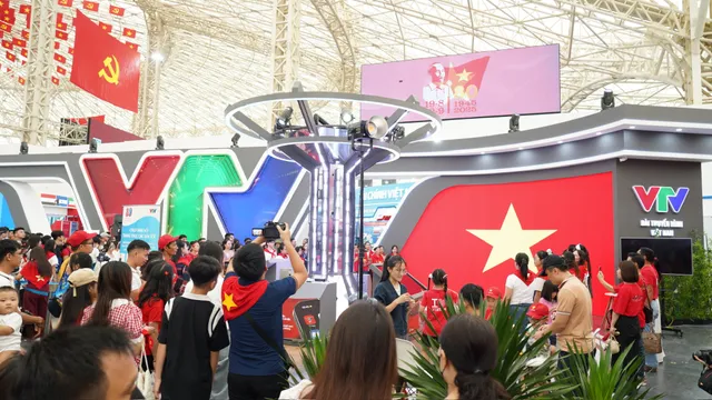 VTV Audiences Moved as Hundreds Sing “The Marching Song” to Celebrate National Day - Ảnh 1.