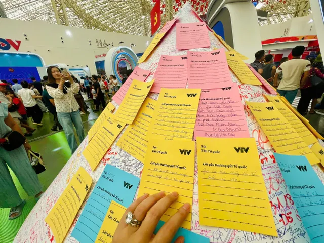 Enthusiastic  Audience Try Out   “Becoming a VTV Host” Experience at the National Achievements Exhibition - Ảnh 7.