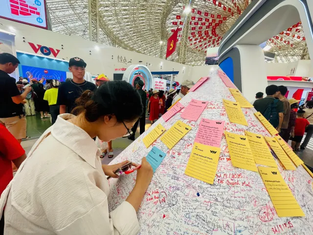 Enthusiastic  Audience Try Out   “Becoming a VTV Host” Experience at the National Achievements Exhibition - Ảnh 3.