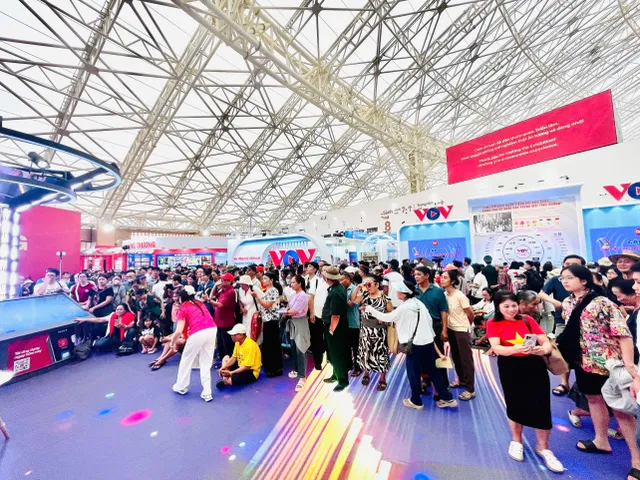 Enthusiastic  Audience Try Out   “Becoming a VTV Host” Experience at the National Achievements Exhibition - Ảnh 2.