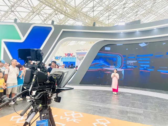 Enthusiastic  Audience Try Out   “Becoming a VTV Host” Experience at the National Achievements Exhibition - Ảnh 1.