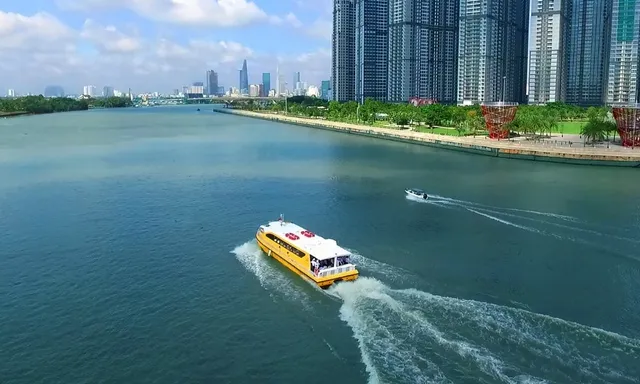 Phát triển giao thông đường thủy: "Chắp cánh" cho siêu đô thị TP Hồ Chí Minh- Ảnh 2. Phát triển giao thông đường thủy: "Chắp cánh" cho siêu đô thị TP Hồ Chí Minh- Ảnh 2.