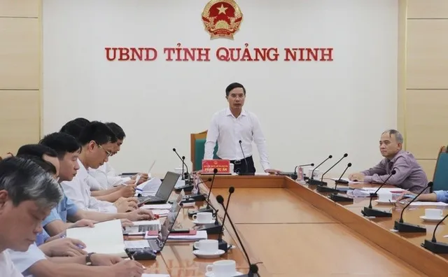 Quang Ninh eyes storm warning system in Ha Long, Bai Tu Long Bays following tourist boat tragedy - Ảnh 1.