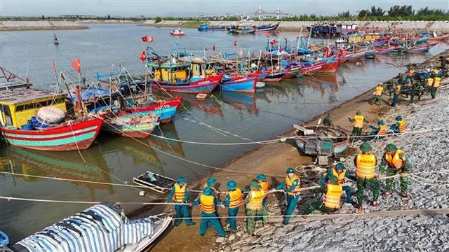 Emergency measures underway as Typhoon Kajiki heads to central coast - Ảnh 1.