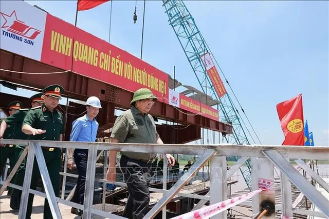 Government leader inspects infrastructure projects in Phu Tho - Ảnh 1.