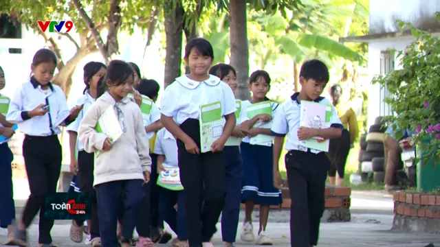 Học sinh mượn SGK, giảm gánh nặng chi phí học tập