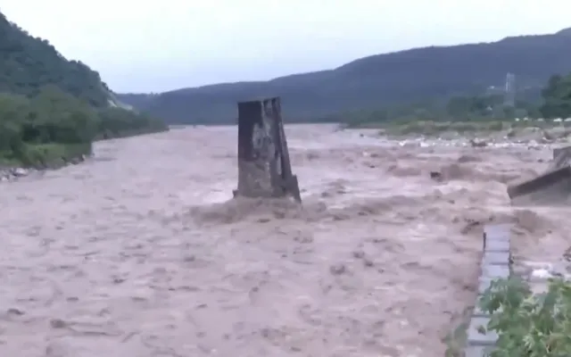 Mưa lớn gây thiệt hại trên diện rộng ở Ấn Độ - Ảnh 1.