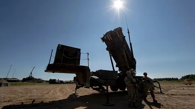 Ukraine sẽ nhận tên lửa Patriot, HIMARS từ gói viện trợ của Mỹ - Ảnh 1.