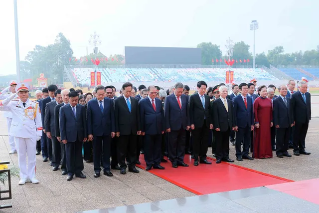 Party, State leaders pay tribute to President Ho Chi Minh - Ảnh 1.