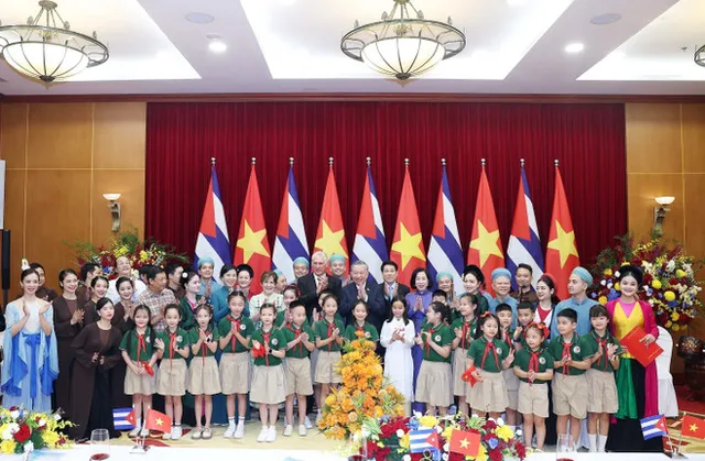 Party General Secretary, State President co-host banquet in honour of top Cuban leader - Ảnh 1.