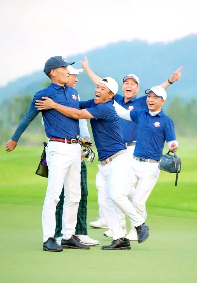 Play-off lịch sử: CLB Golf Họ Bùi lần đầu tiên vô địch giải Dòng Họ

- Ảnh 1.