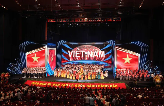 Party chief directs tasks to achieve modern education - Ảnh 1.