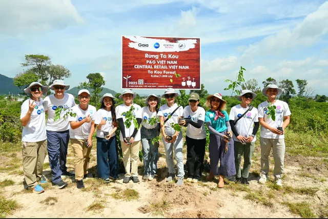 P&G and Central Retail Vietnam continues green legacy with Forests for Good tree planting day - Ảnh 2.