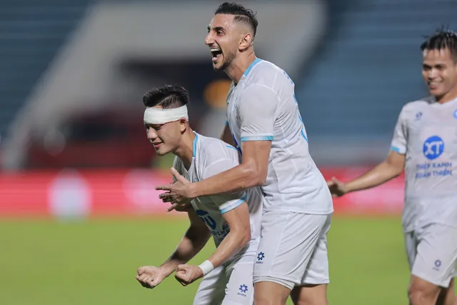 Thép Xanh Nam Định thắng nhọc Svay Rieng trong thế mất người- Ảnh 1. Thép Xanh Nam Định thắng nhọc Svay Rieng trong thế mất người- Ảnh 1.