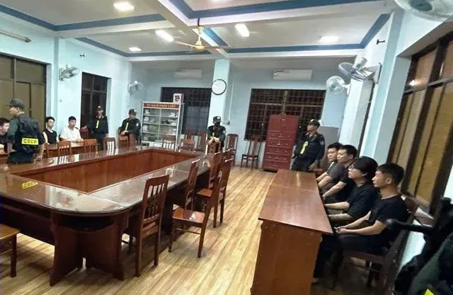 Phát hiện 2 ô tô chở nhiều người Trung Quốc nghi nhập cảnh trái phép vào Việt Nam - Ảnh 1.