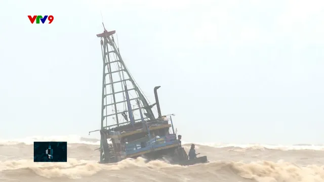 Huy động lực lượng cứu hộ các thuyền viên bị chìm tàu trên biển