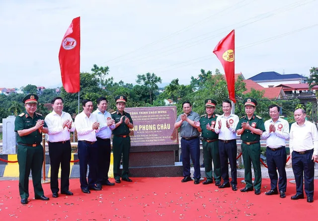 New Phong Chau bridge heals wounds, rekindles trust, happiness: PM - Ảnh 1.