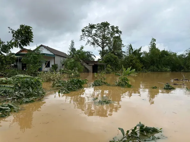 CẬP NHẬT: Mưa lũ sau bão số 10 gây nhiều thiệt hại, Quốc lộ 1A bị chia cắt - Ảnh 2.