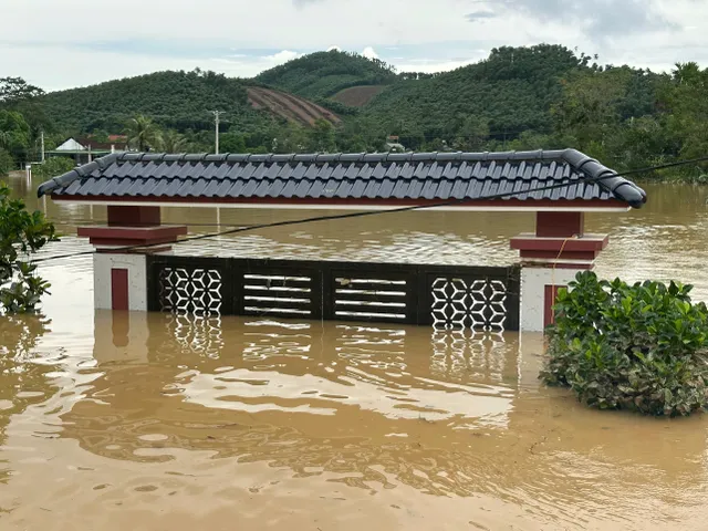 CẬP NHẬT: Mưa lũ sau bão số 10 gây nhiều thiệt hại, Quốc lộ 1A bị chia cắt - Ảnh 3.