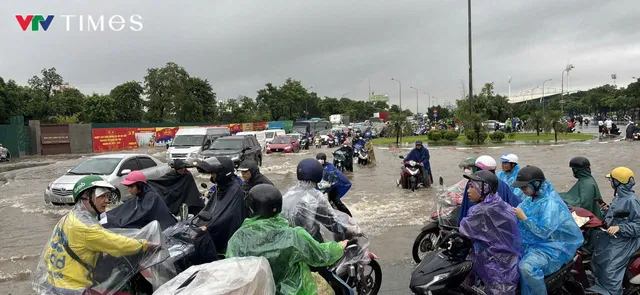 CẬP NHẬT: Mưa lũ sau bão số 10 gây nhiều thiệt hại, Quốc lộ 1A bị chia cắt - Ảnh 1.