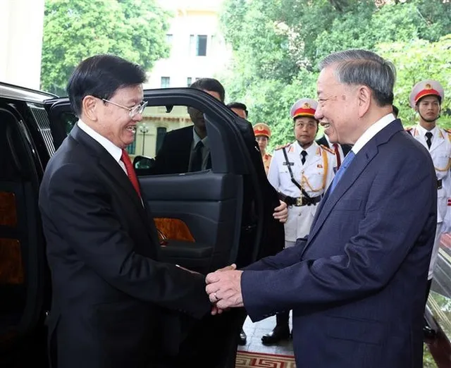 Vietnamese Party chief meets top Lao leader in Hanoi - Ảnh 1.