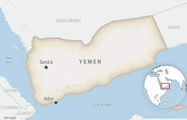 Houthi tấn công tên lửa vào tàu chở hàng ngoài khơi Yemen, khiến 2 người bị thương - Ảnh 1.