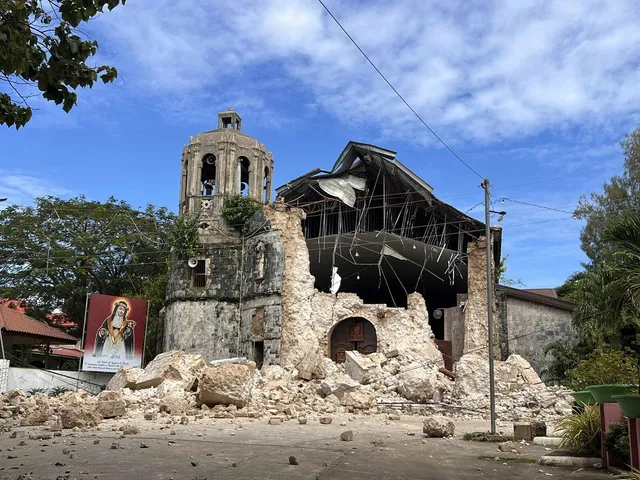 Động đất ở Philippines: 69 người chết, người bị thương quá tải tại các bệnh viện - Ảnh 3.