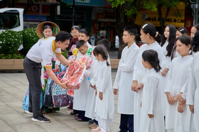 September Episode of Kindness Bus : “A Gift for the New School Year” Reaches 7 Shelters in Ho Chi Minh City - Ảnh 2.