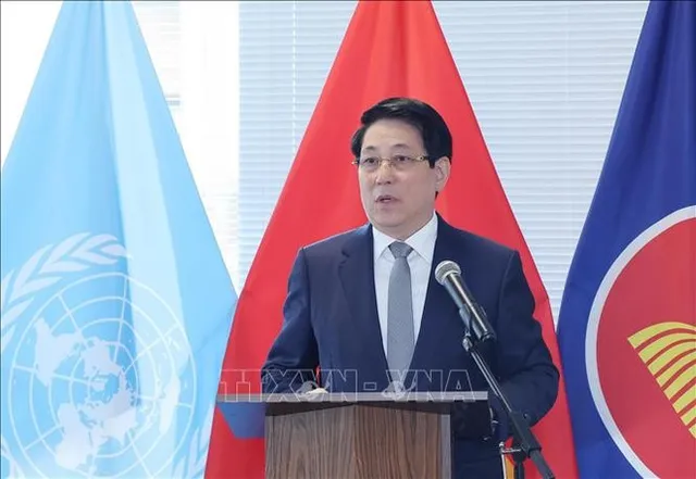 State leader meets with representatives of Vietnamese missions, community in US - Ảnh 1.