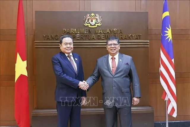 Top Vietnamese legislator holds talks with Speaker of Malaysian House of Representatives - Ảnh 1.