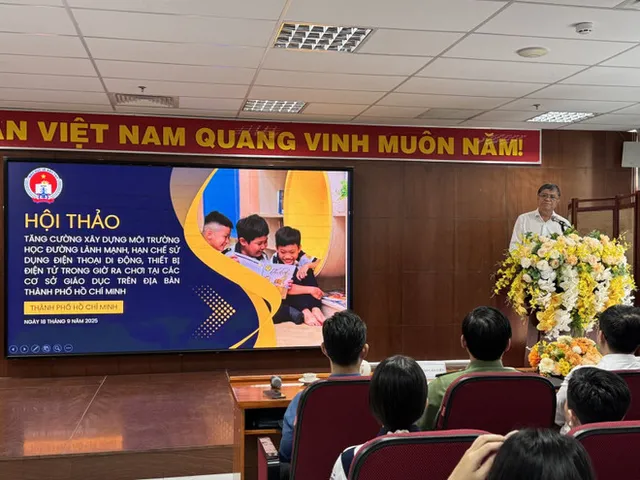 HCM City to ban phone use during school break times - Ảnh 1.