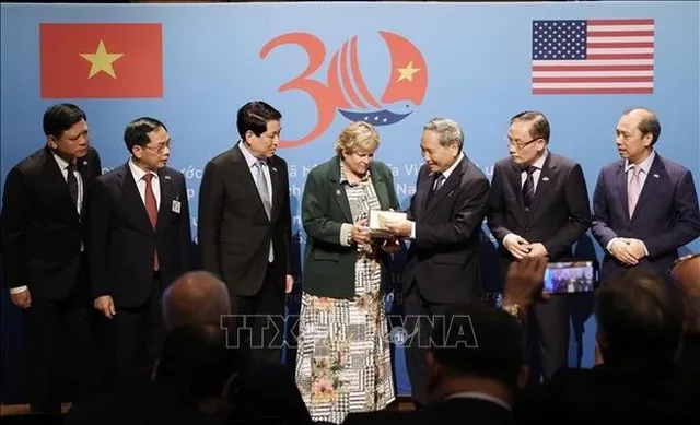State President hails Viet Nam-US reconciliation as proof of tolerance power - Ảnh 1.