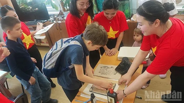 Russian children attracted by introduction to Vietnamese culture - Ảnh 3.