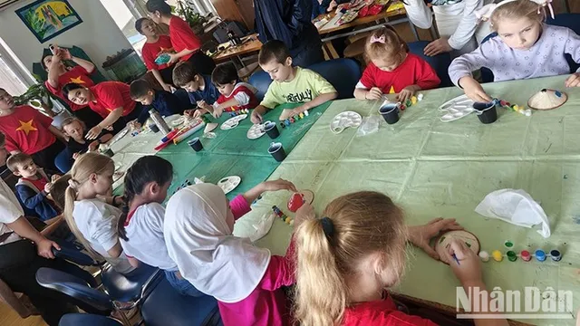 Russian children attracted by introduction to Vietnamese culture - Ảnh 2.