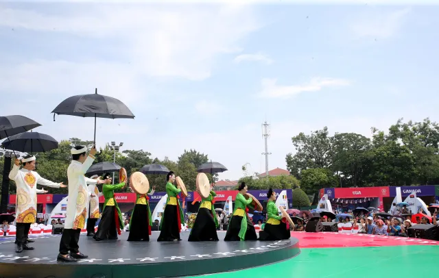 Hàng vạn du khách đến với Lễ hội Văn hóa thế giới tại Hà Nội - Ảnh 2.