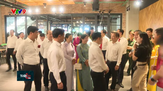 Đoàn Đại biểu Đại hội Đảng bộ TP. Hồ Chí Minh tham quan các công trình tiêu biểu