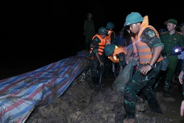PM inspects flood response in Hanoi’s riverside areas overnight - Ảnh 1.
