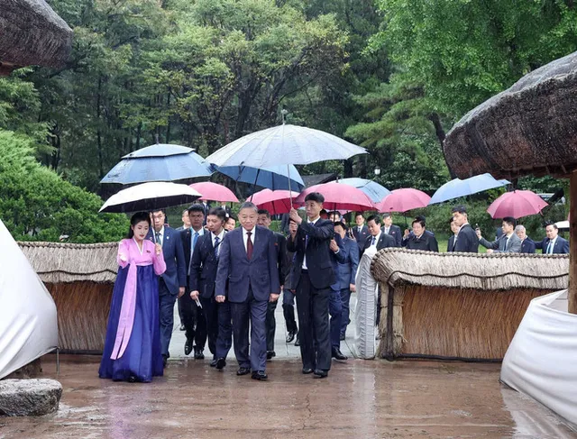 Vietnamese Party leader pays floral tributes to DPRK leaders - Ảnh 1.