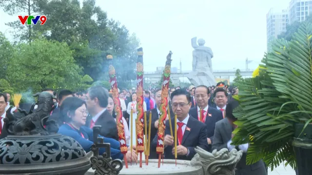 Đại biểu dự Đại hội Đảng bộ Thành phố Hồ Chí Minh viếng nghĩa trang liệt sĩ