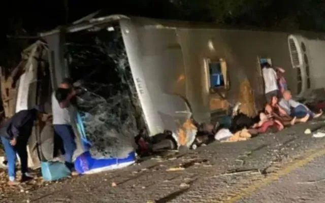 Tai nạn xe bus nghiêm trọng ở Đông Bắc Brazil, ít nhất 17 người thiệt mạng - Ảnh 1.