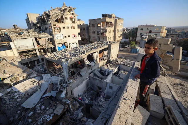 Israel tuyên bố ngừng bắn và nối lại viện trợ ở Gaza sau đợt tấn công - Ảnh 1.