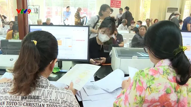 Tăng cán bộ, giảm áp lực hành chính công